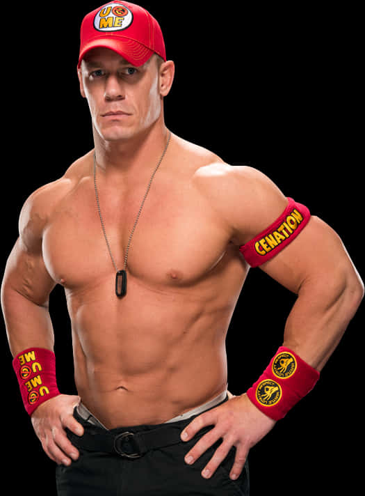WWE 桌布 壁紙 — 肌肉發達的摔角手 John Cena 在黑色背景前自信地擺姿勢，戴著紅色 'U.S. ME' 帽子和 'CENATION' 腕帶。