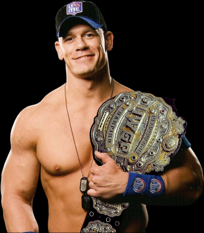 WWE 桌布 壁紙 — 肌肉發達的摔角手 John Cena 在黑色背景前微笑著手持 WWE 冠軍腰帶。