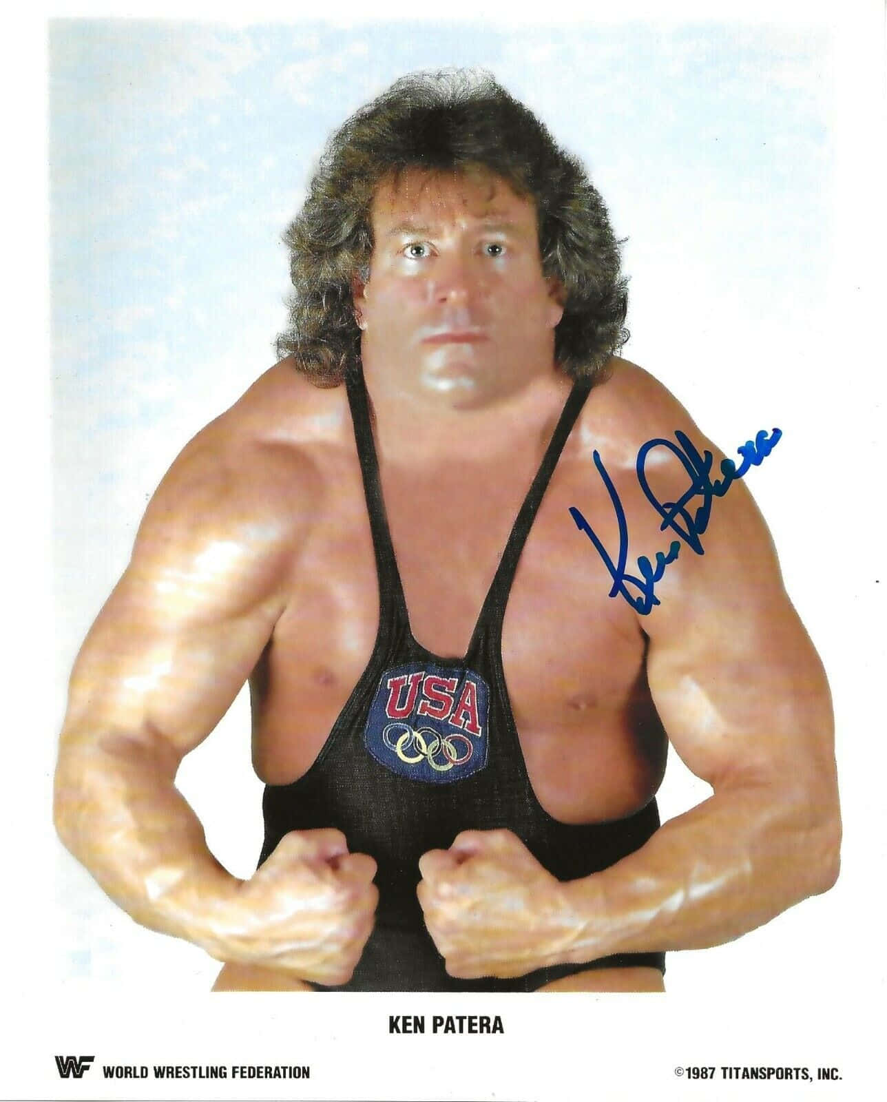 攝影 桌布 壁紙 — 肌肉發達的摔角手 Ken Patera 穿著黑色美國摔角緊身衣，在純色工作室背景前展示肌肉。