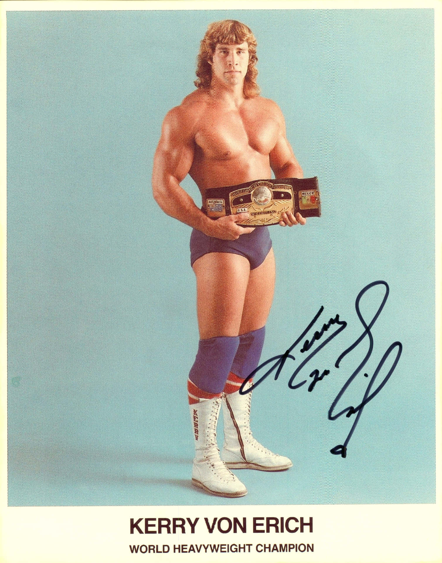 摔角手 Kerry Von Erich 在攝影棚照片中拿著冠軍腰帶。 — King Von 壁紙