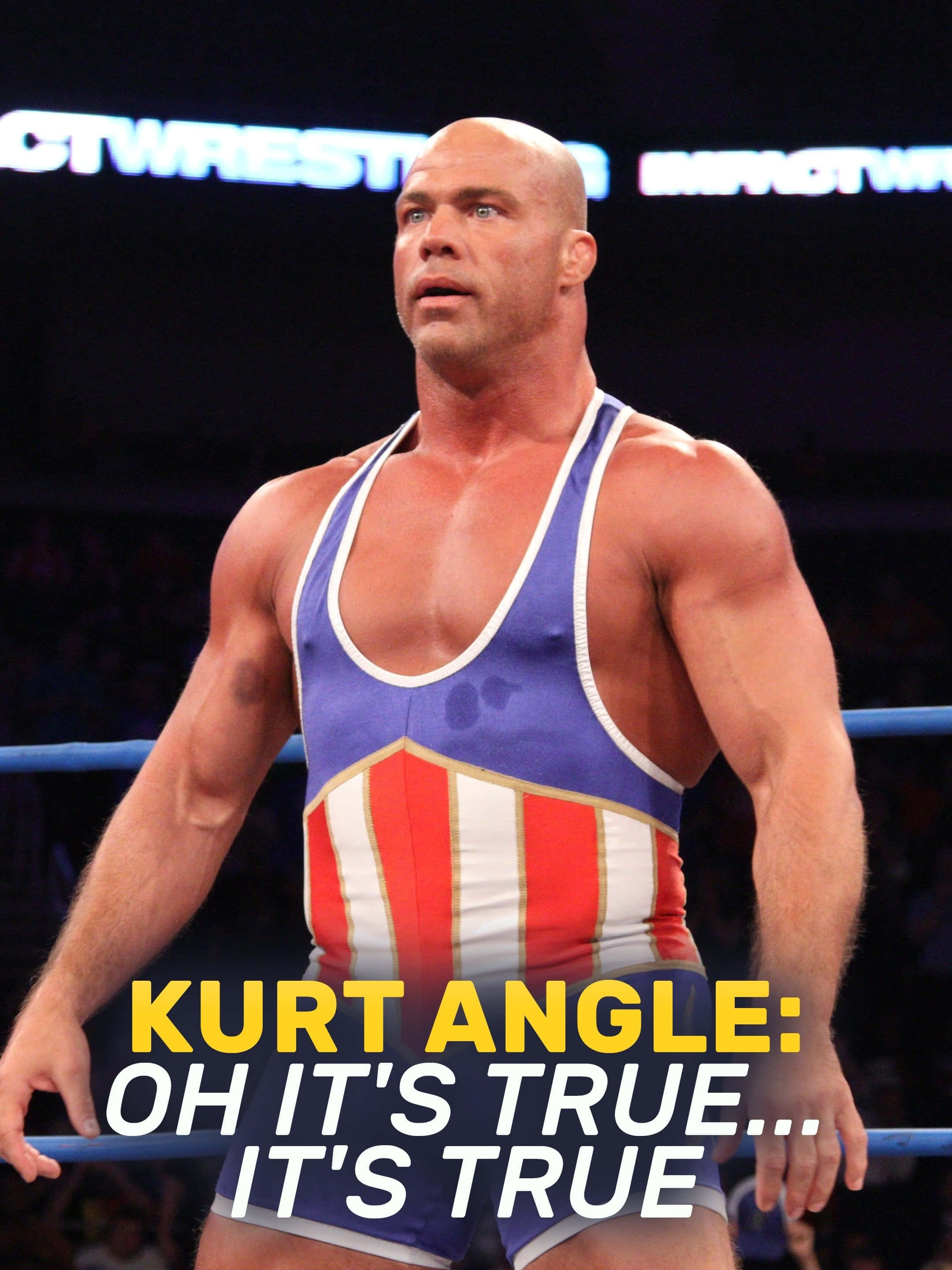 WWE 桌布 壁紙 — 肌肉發達的摔角手 Kurt Angle 身穿愛國藍紅白緊身衣，在明亮的場館燈光下站在擂台上，表情專注而強烈。