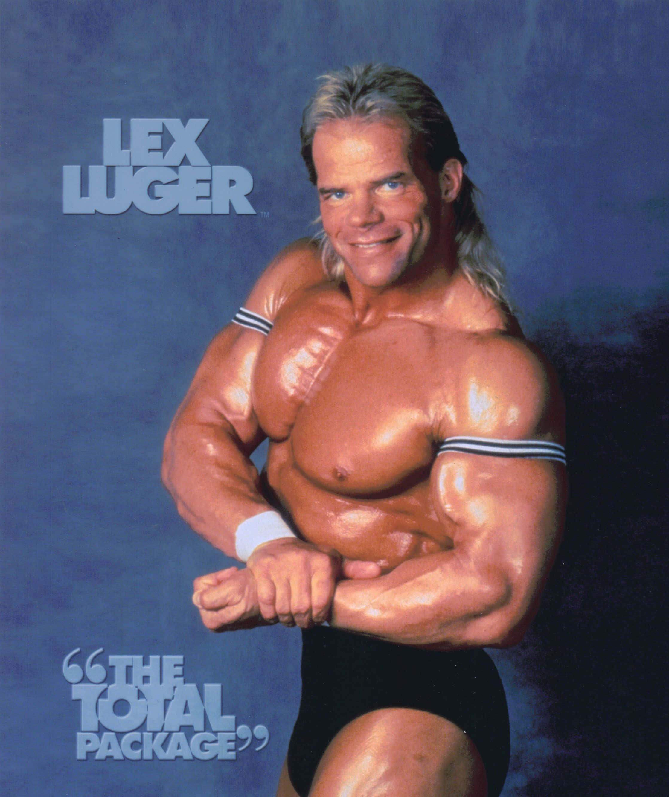 摔角 桌布 壁紙 — 肌肉發達的摔角手 Lex Luger 在帶有紋理的藍色背景前自信地擺姿勢，雙臂交叉，露出迷人的笑容。
