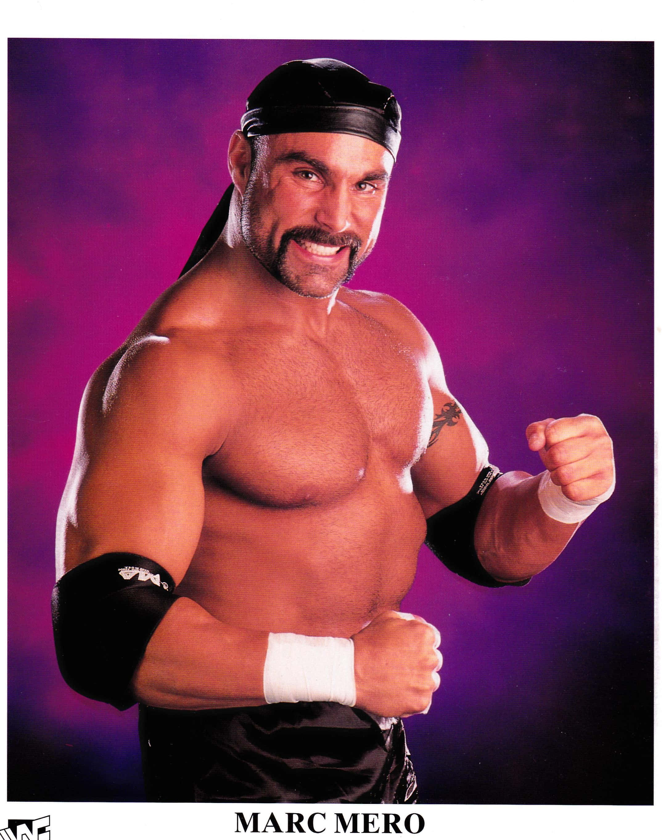 professional 桌布 壁紙 — 肌肉發達的摔角手 Marc Mero 在充滿活力的紫色漸變背景前自信地握拳擺姿勢。