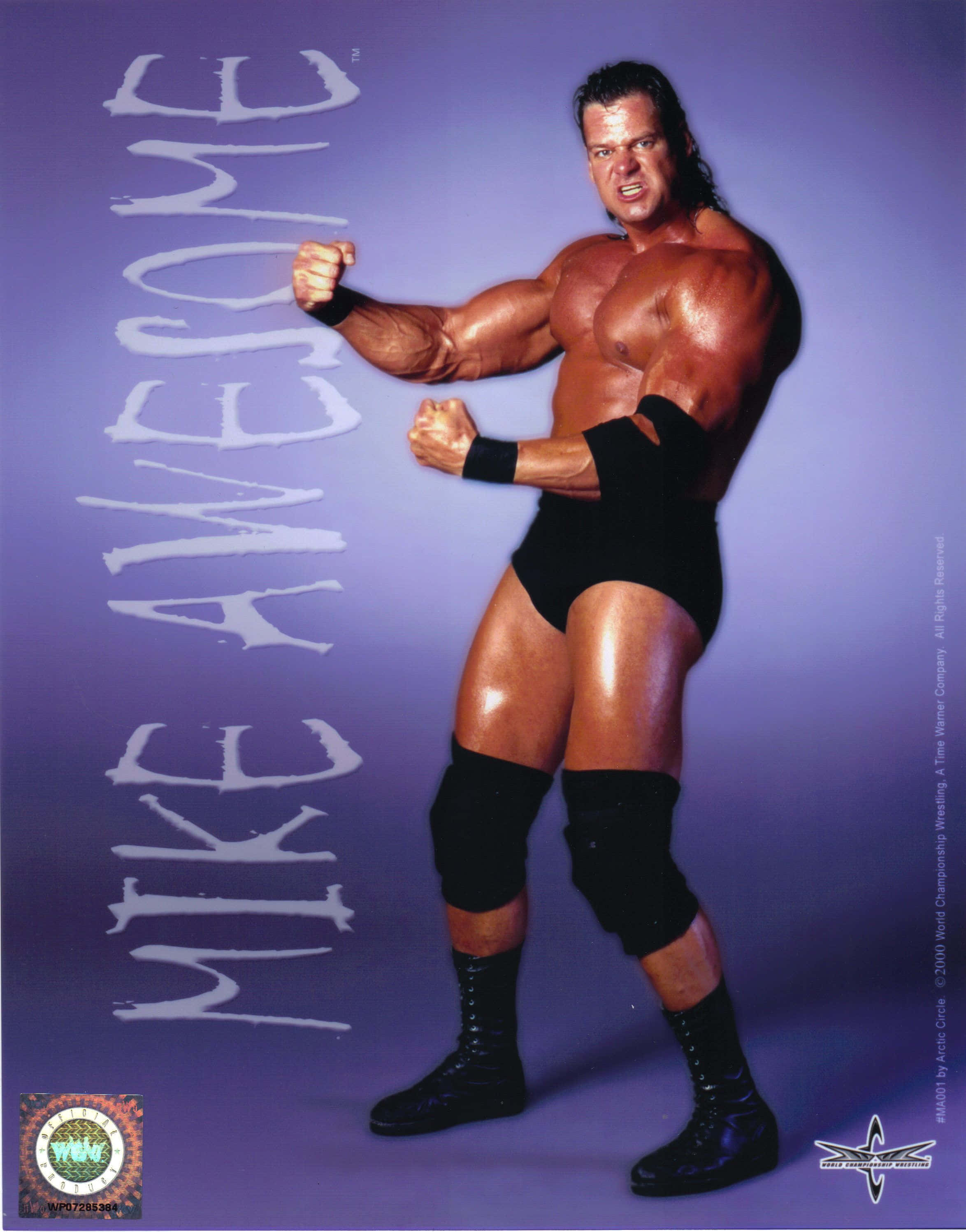摔角 桌布 壁紙 — 肌肉發達的摔角手 Mike Awesome 穿著黑色裝備，在紫色背景前擺出挑釁姿勢，他的名字以風格化文字呈現。