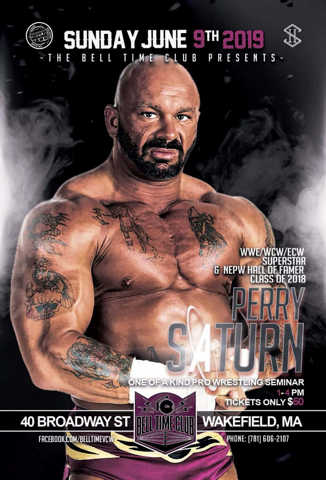 WWE 桌布 壁紙 — 肌肉發達的摔角手 Perry Saturn 帶有刺青，在煙霧瀰漫的深色背景上，疊加了活動詳細資訊，他正凝視著前方。
