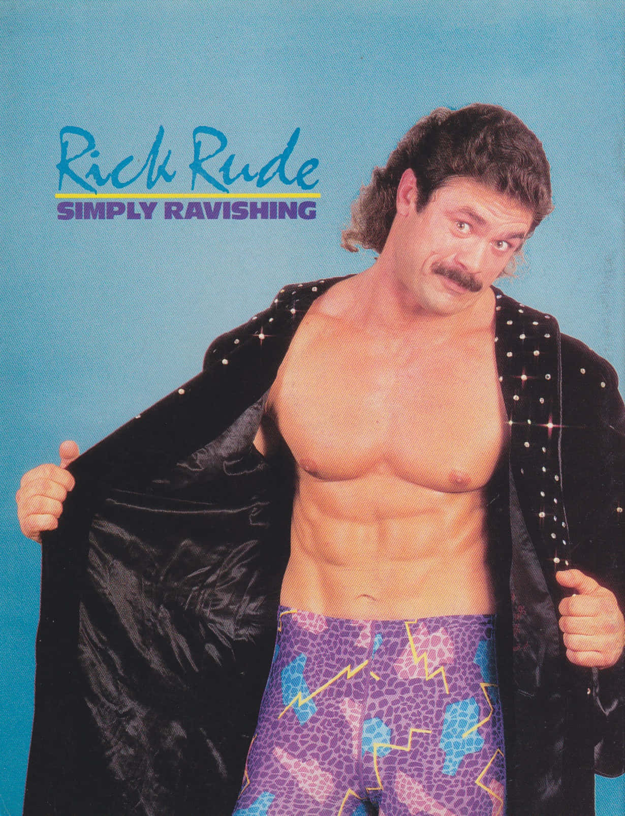 Wrestling 桌布 壁紙 — 肌肉發達的摔角手 Rick Rude 赤裸上身，身穿飾有鉚釘的黑色外套和色彩繽紛的圖案短褲，在純藍色背景前擺姿勢。