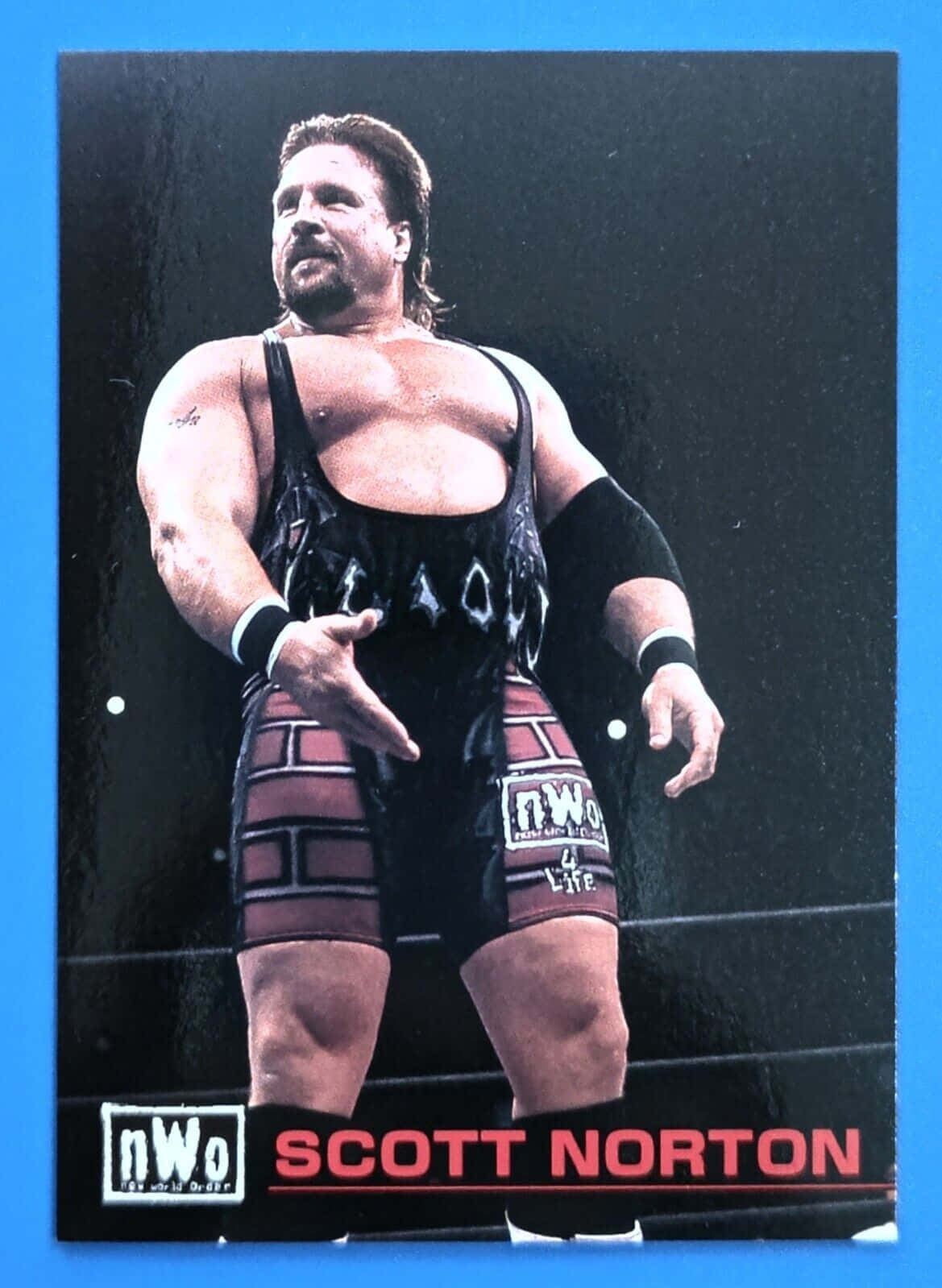 摔角 桌布 壁紙 — 肌肉發達的摔角手 Scott Norton 身穿黑紅 NWO 裝備，在深色背景前自信地擺姿勢。