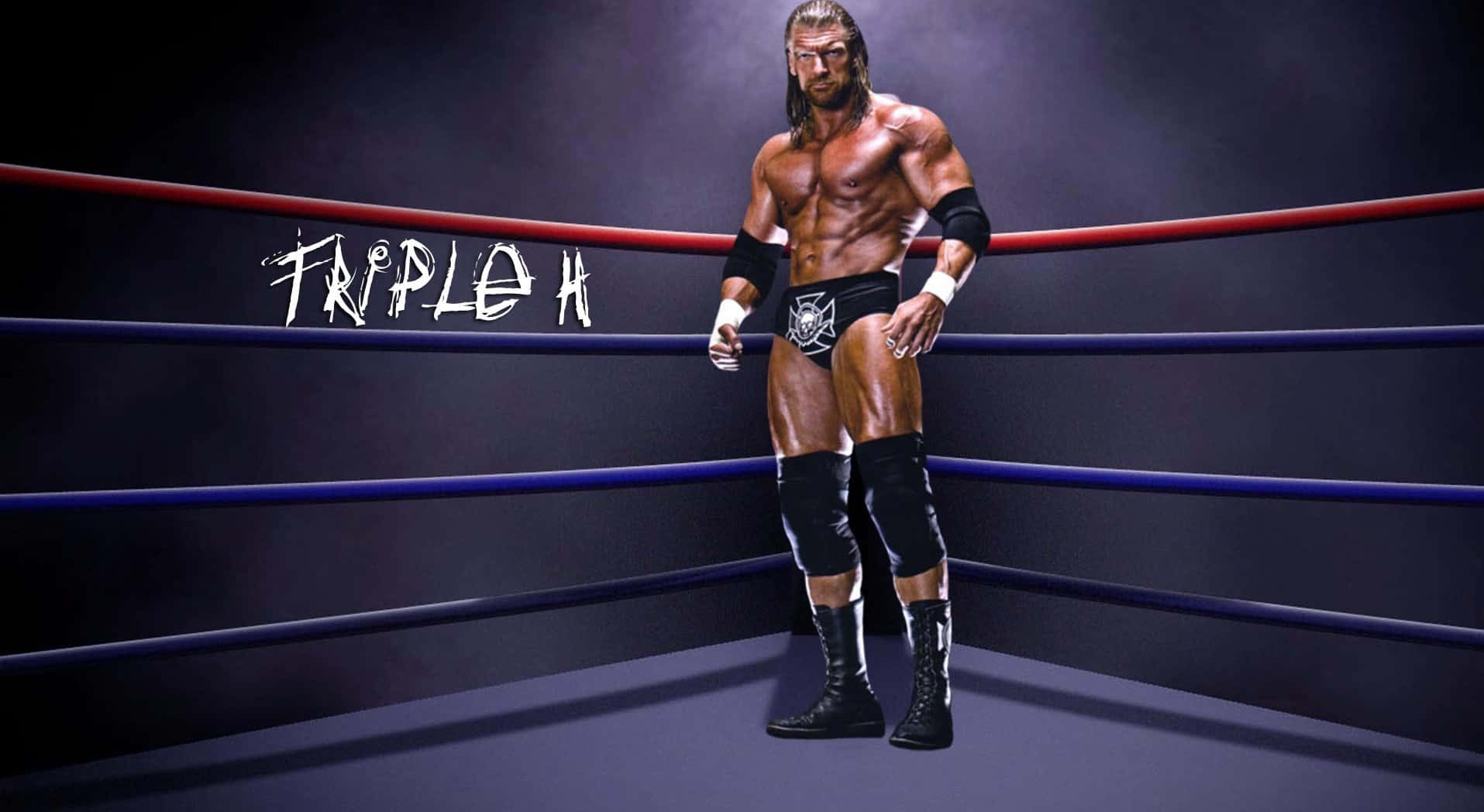 triple h 桌布 壁紙 — 肌肉發達的摔角手 Triple H 自信地站在一個光線昏暗、有紅色和藍色繩索的摔角擂台上。