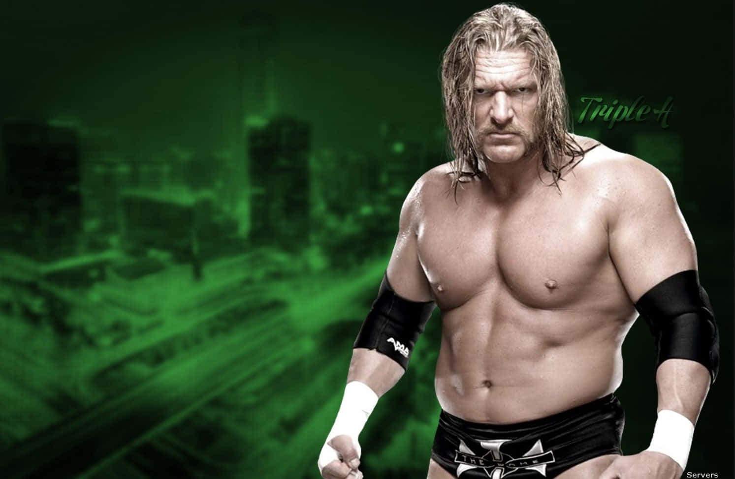 WWE 桌布 壁紙 — 肌肉發達的摔角手 Triple H 在綠色調的城市景觀前強烈地站立，背景是粗糙的城市風貌。