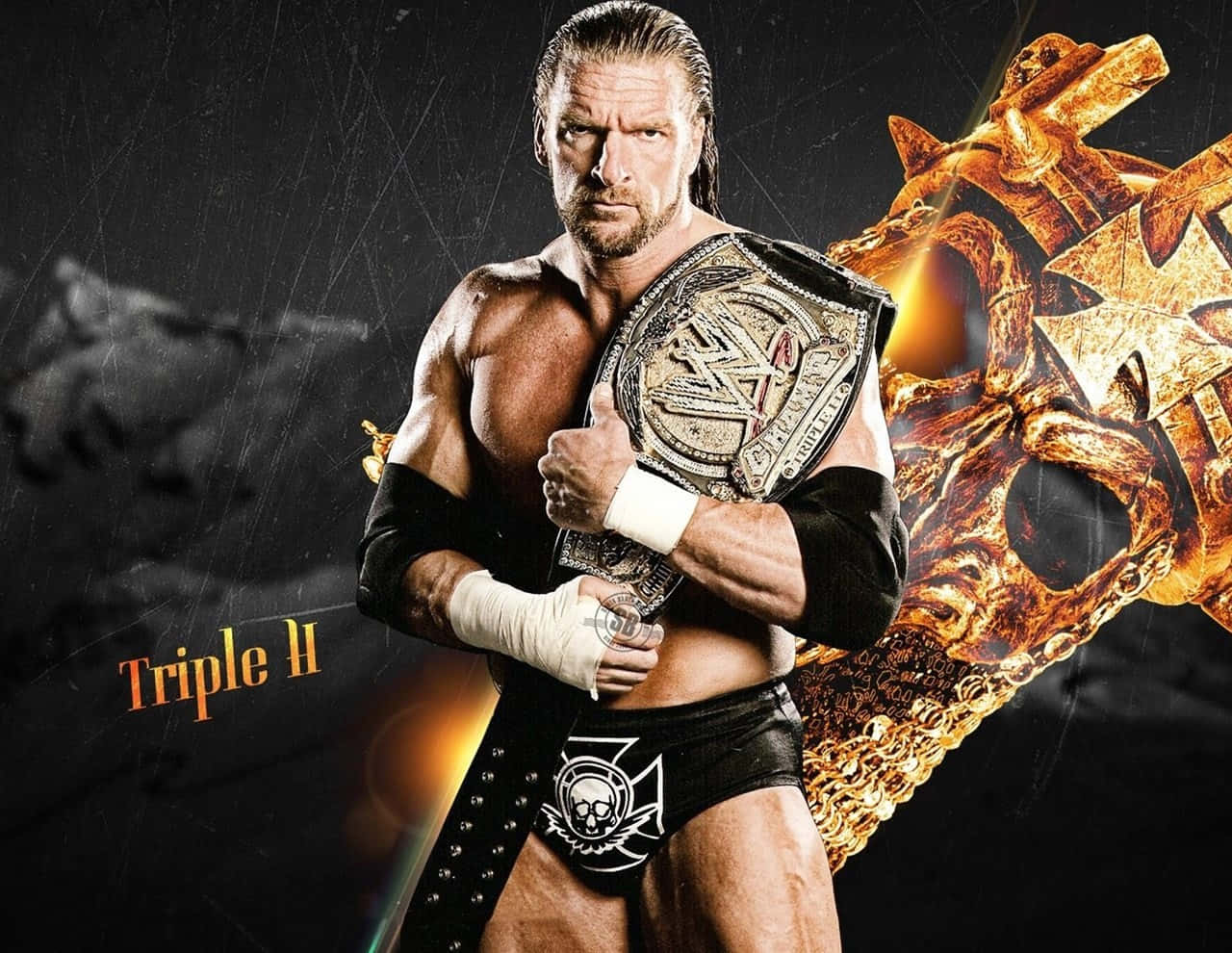 摔角手 Triple H 手持冠軍腰帶，身後帶有火焰骷髏圖案。 — 黑金動畫 壁紙