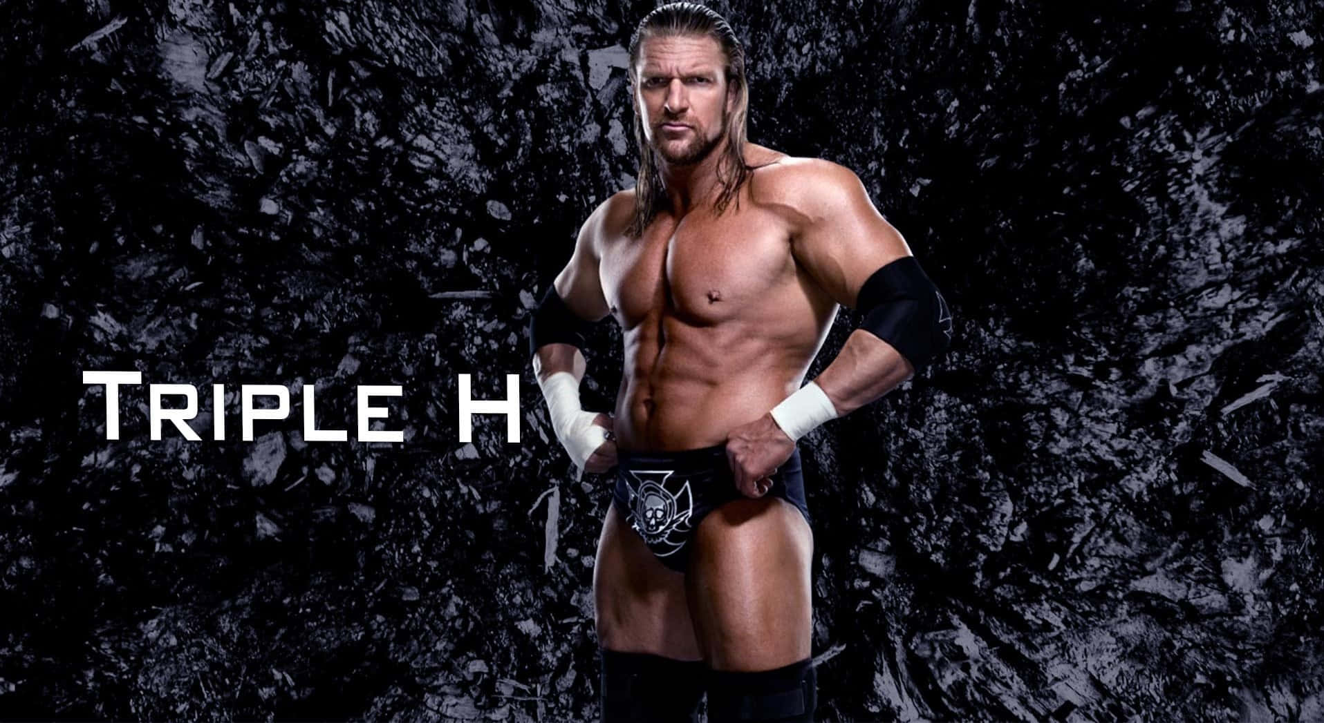 sport 桌布 壁紙 — 肌肉發達的摔角手 Triple H 自信地穿著黑白裝備，站在破碎的黑色背景前。