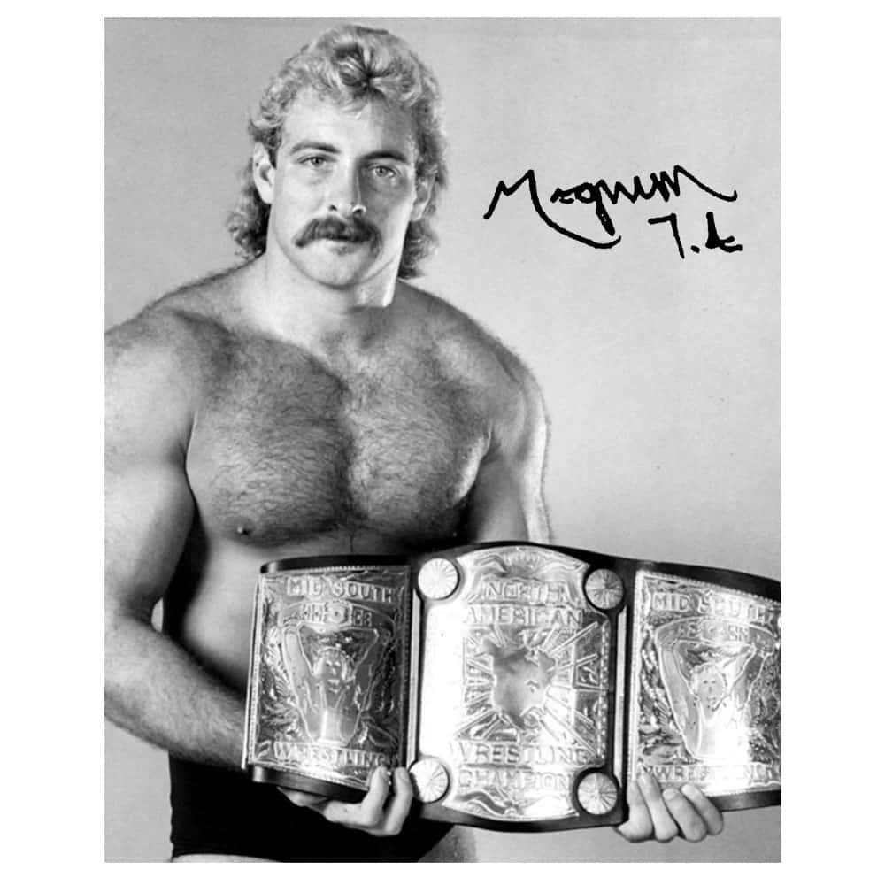 人像動態 桌布 壁紙 — 肌肉發達的摔跤手 Magnum T.A. 在經典黑白工作室肖像中手持冠軍腰帶。