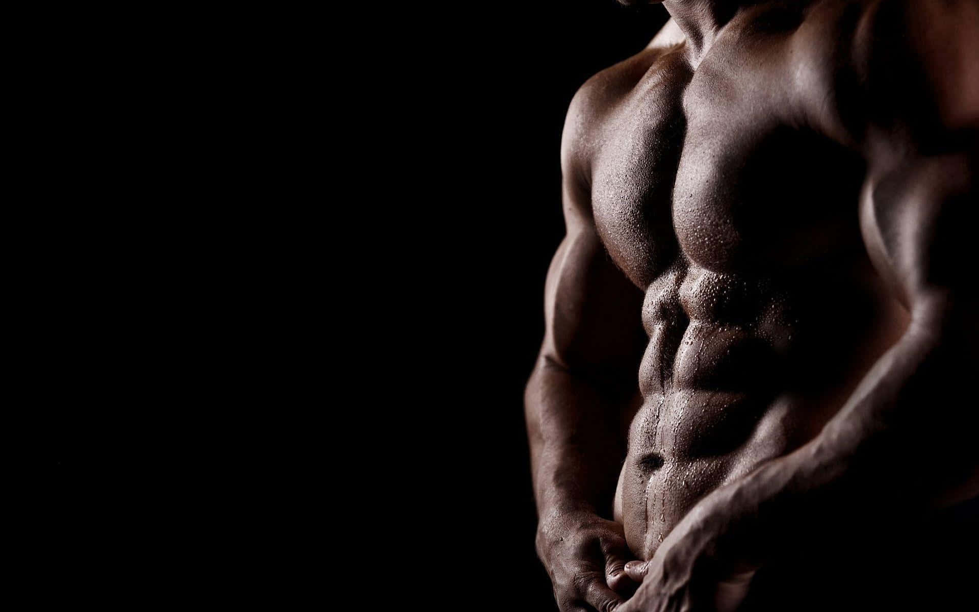 Muscle 桌布 壁紙 — 肌肉發達的男性軀幹在戲劇性燈光下，在純黑背景上閃爍著汗水。