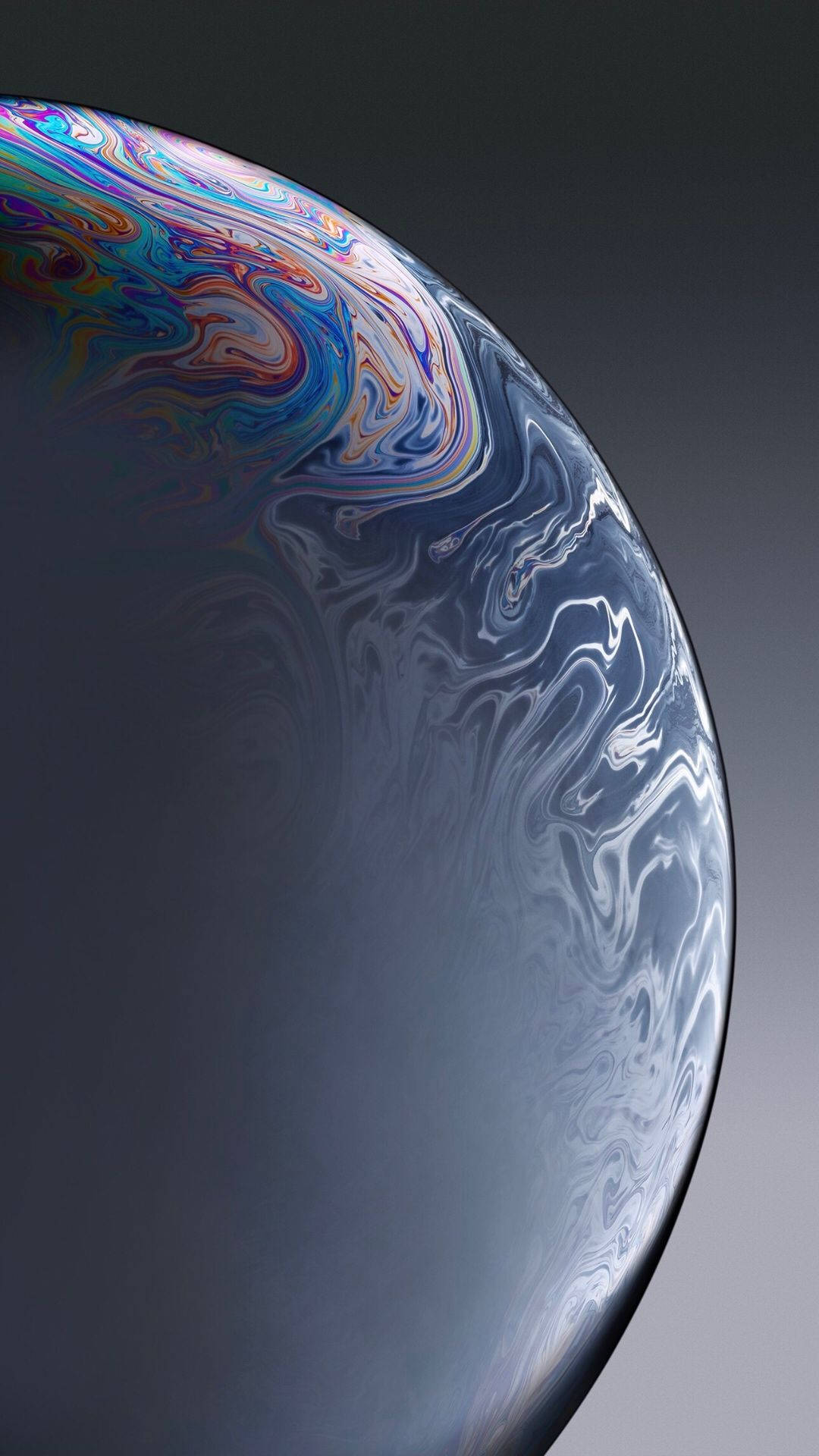 iPhone 桌布 壁紙 — 肥皂泡的特寫，帶有藍色、紫色和金色的虹彩漩渦，背景為深色漸變。