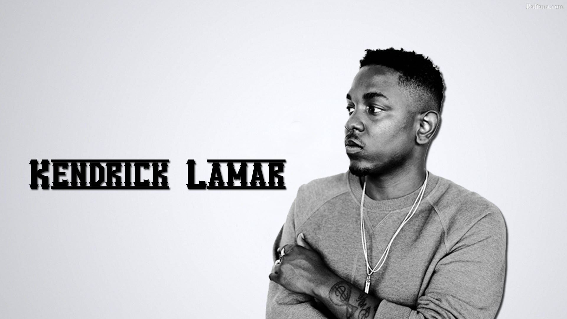 Kendrick 桌布 壁紙 — 肯德里克·拉馬爾的黑白肖像，雙臂交叉，側視，背景簡潔。