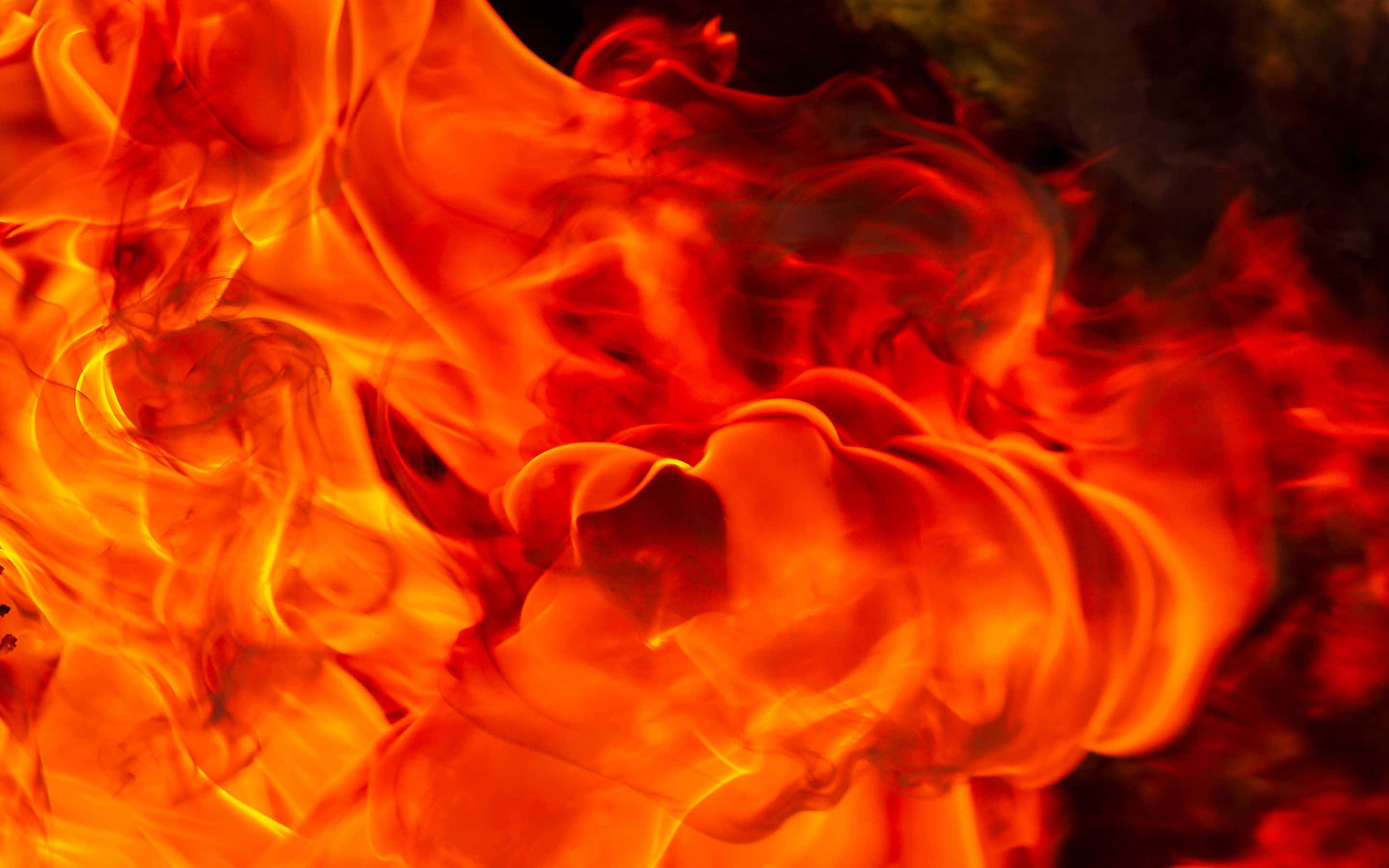 Flames 桌布 壁紙 — 背景中旋轉的深色煙霧與舞動的鮮豔橙色和紅色火焰的特寫。
