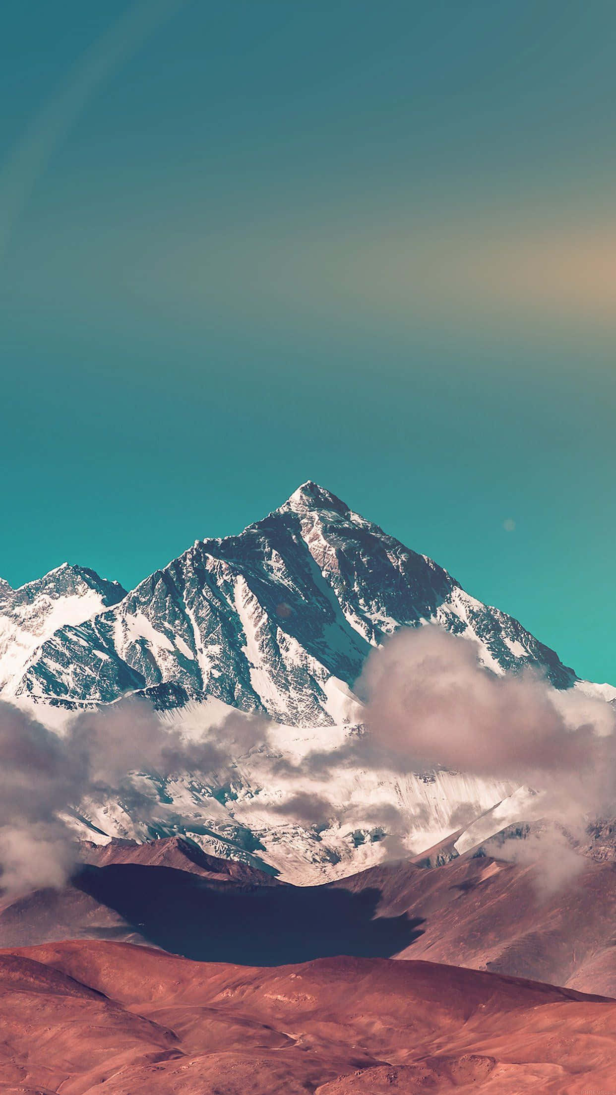 背景中有雪山和雲霧的山脈 壁紙