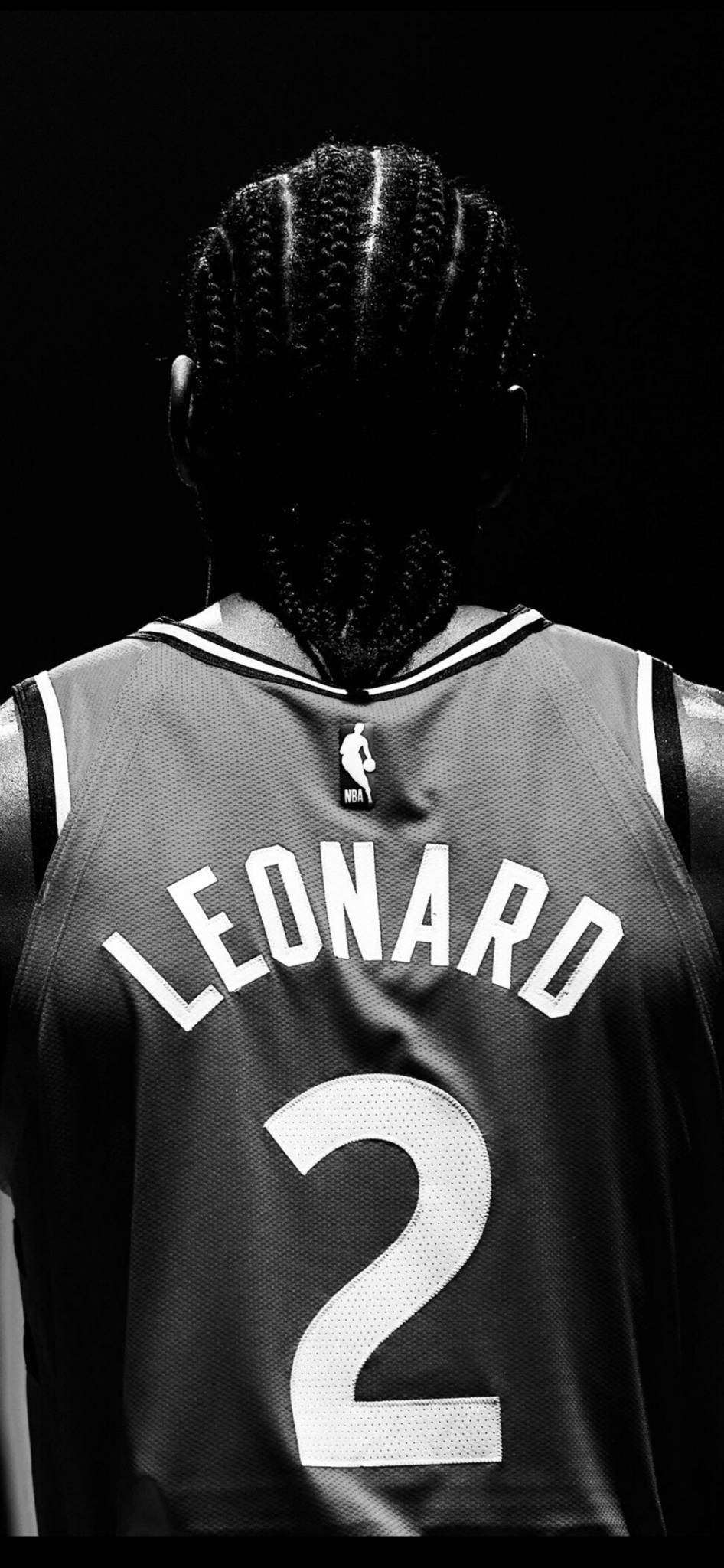Kawhi 桌布 壁紙 — 背面視圖，一名籃球運動員穿著黑白球衣，上面有「LEONARD」和號碼「2」，背景為深色。