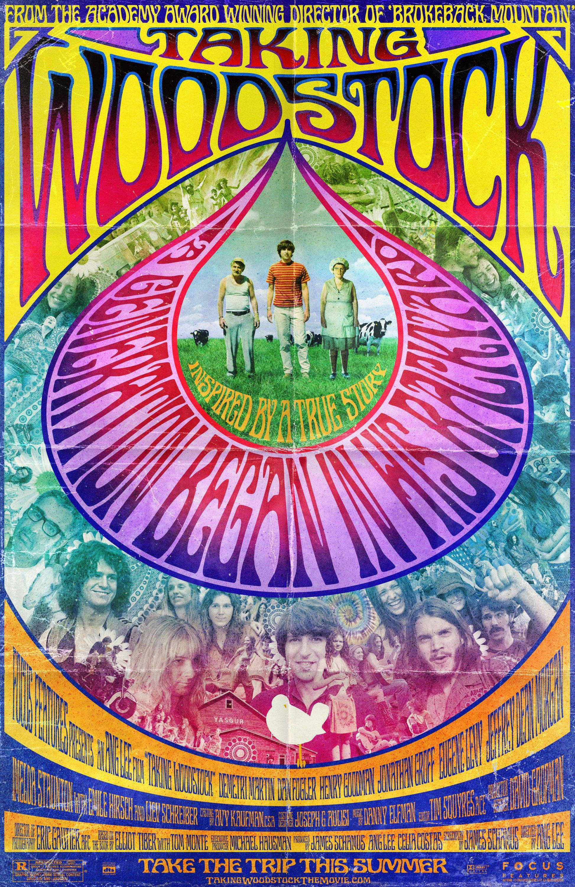 Woodstock 桌布 壁紙 — 《胡士托風波》充滿活力的迷幻電影海報，草地上三個中心人物被旋轉的色彩和人群圖像包圍。