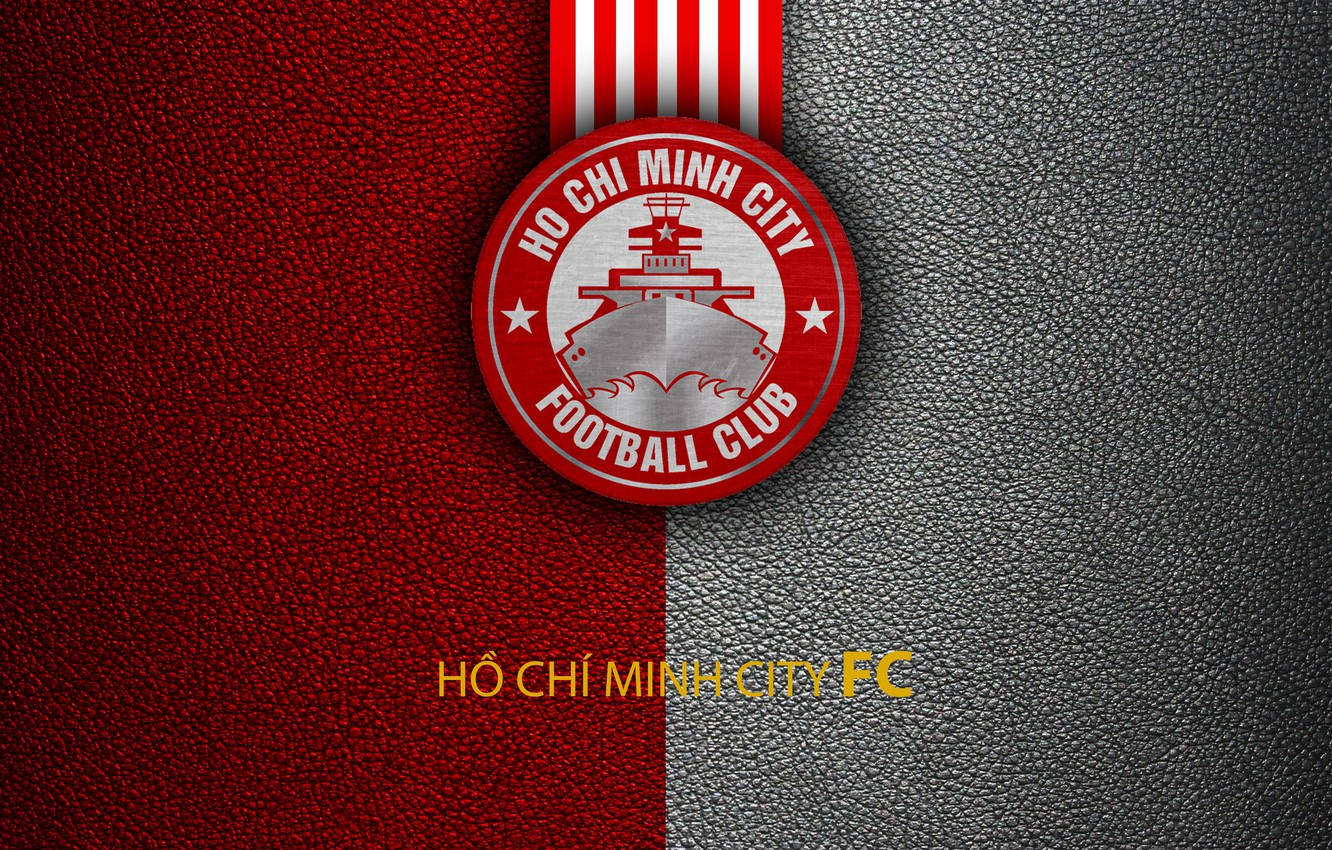 Ho Chi Minh City 桌布 壁紙 — 胡志明市足球俱樂部的紅銀色徽章，搭配紋理皮革背景，下方有球隊名稱。