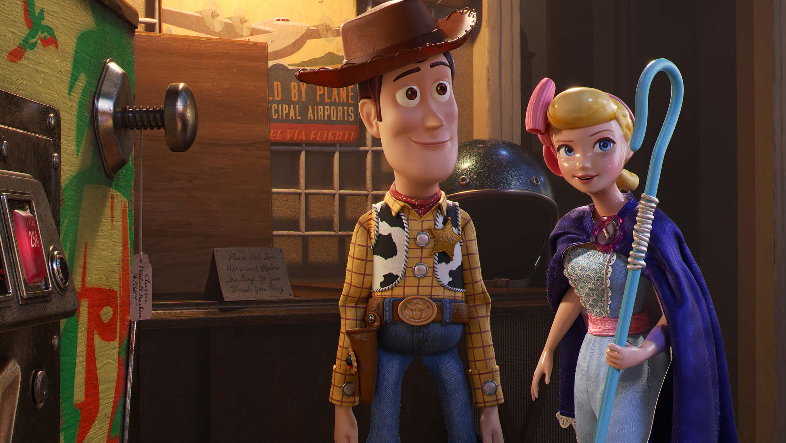 Toy Story 4 桌布 壁紙 — 胡迪和一個女牛仔娃娃一起站在一間燈光溫暖的玩具店裡，店內有復古飛機海報和色彩繽紛的機器。