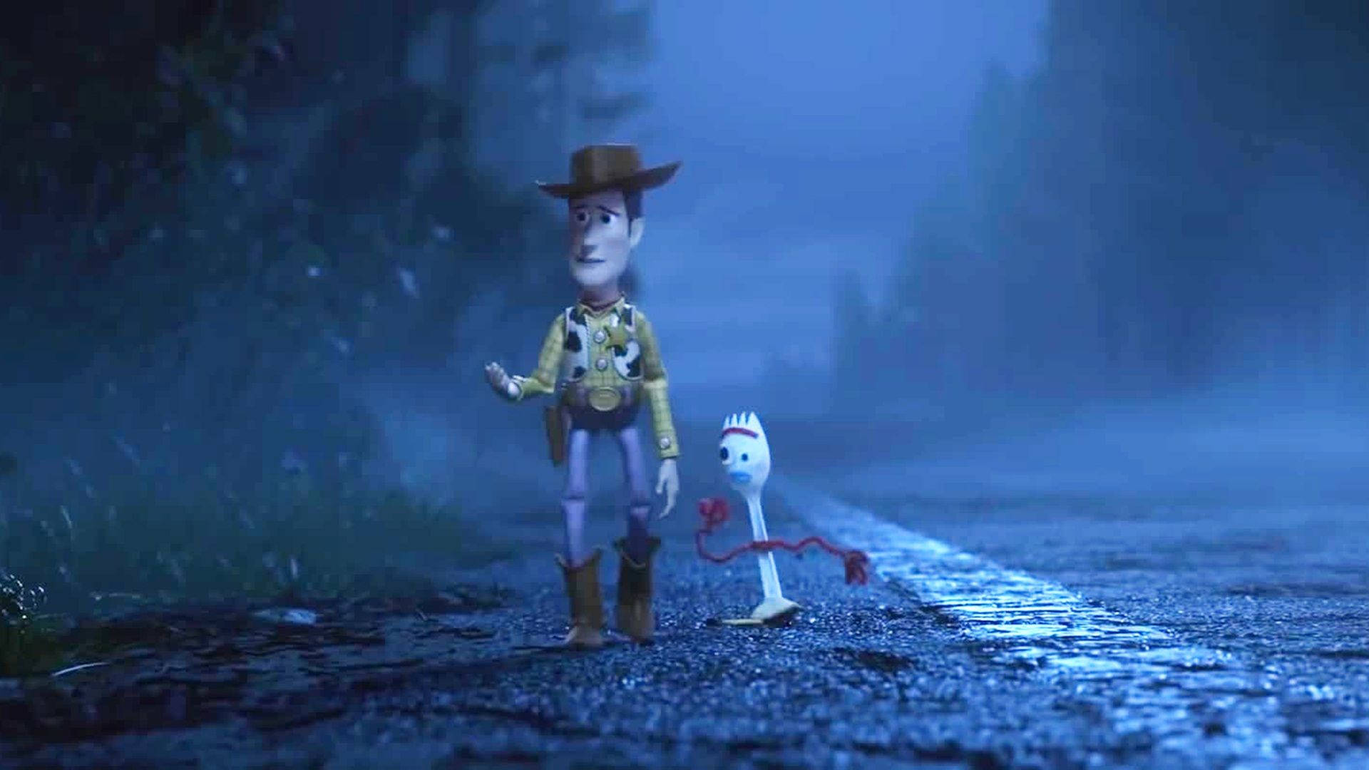 Toy Story 4 桌布 壁紙 — 胡迪和叉子獨自站在霧雨的路上，在深藍色的暮色天空下。