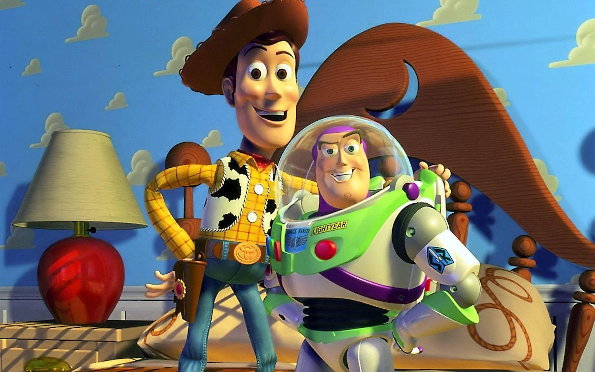 Toy Story 3 桌布 壁紙 — 胡迪和巴斯光年一起站在兒童房裡，有一盞紅色燈和木製床架。
