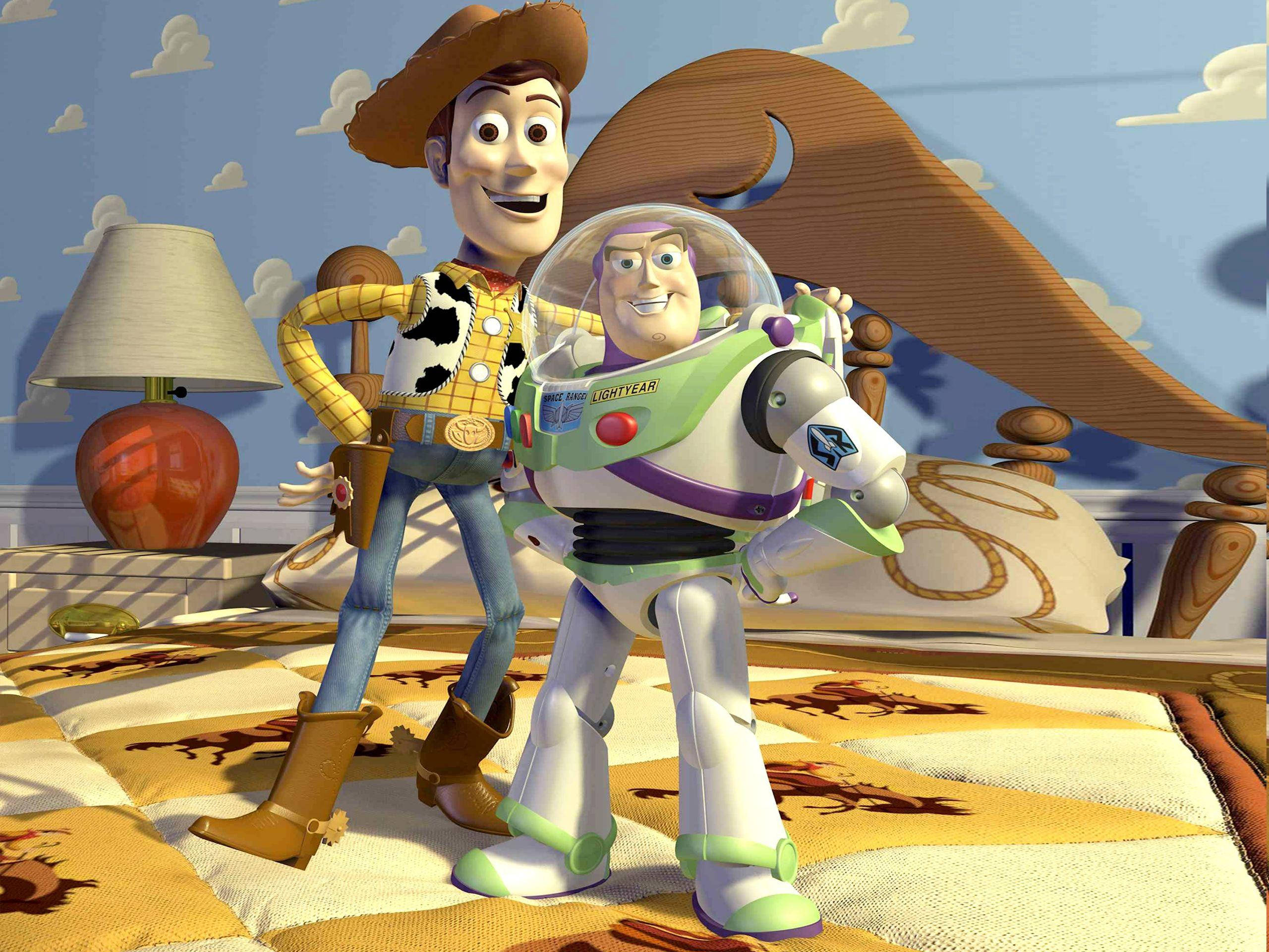 Toy Story 3 桌布 壁紙 — 胡迪和巴斯光年一起站在兒童臥室，房間裡有木床和圖案地毯。