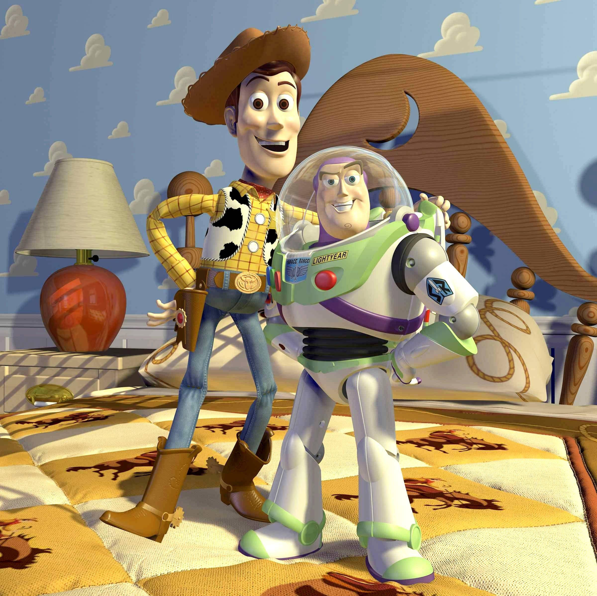 Woody 桌布 壁紙 — 胡迪和巴斯光年站在一個有雲圖案牆壁和牛仔主題地毯的兒童臥室中微笑。