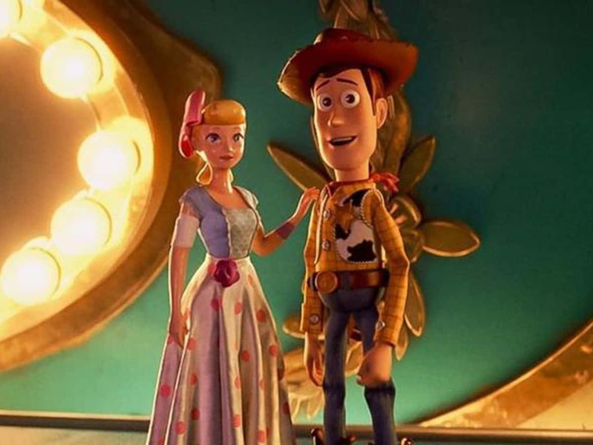 Toy Story 4 桌布 壁紙 — 胡迪和芭比一起站在一個燈光溫暖的化妝間裡，身後有一個發光的梳妝鏡。