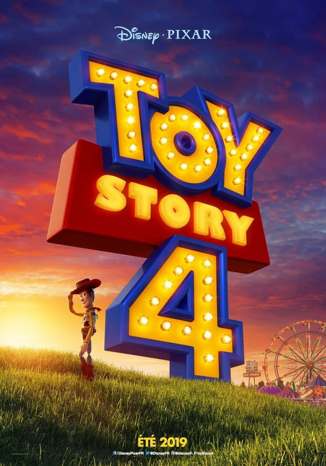 Toy Story 4 桌布 壁紙 — 胡迪站在草地上，在巨大的發光「玩具總動員4」標誌下，背景是日落天空，遠處有嘉年華。