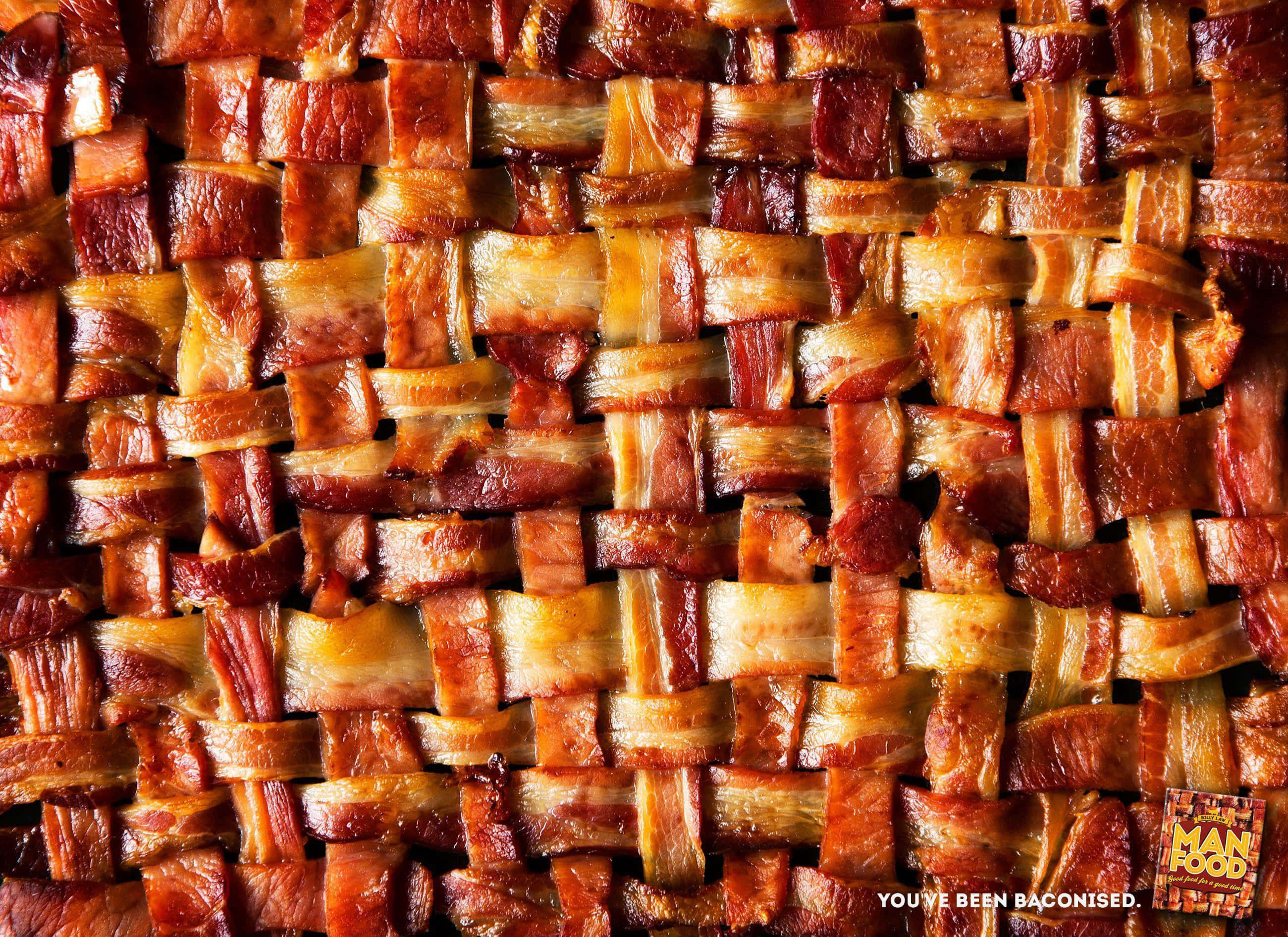bacon 桌布 壁紙 — 脆培根條緊密編織成紋理豐富的籃子編織圖案的近距離特寫。