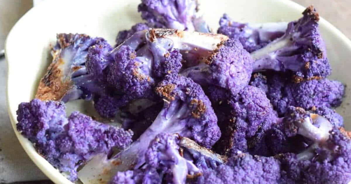 Purple Cauliflower 桌布 壁紙 — 脆烤紫花椰菜小朵在白色碗中閃耀著調味料的光澤。