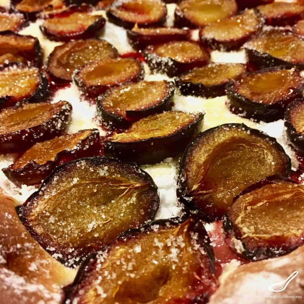 Fruit 桌布 壁紙 — 脆焦糖李子片在奶油白色基底上閃耀著糖晶體，特寫食物照。