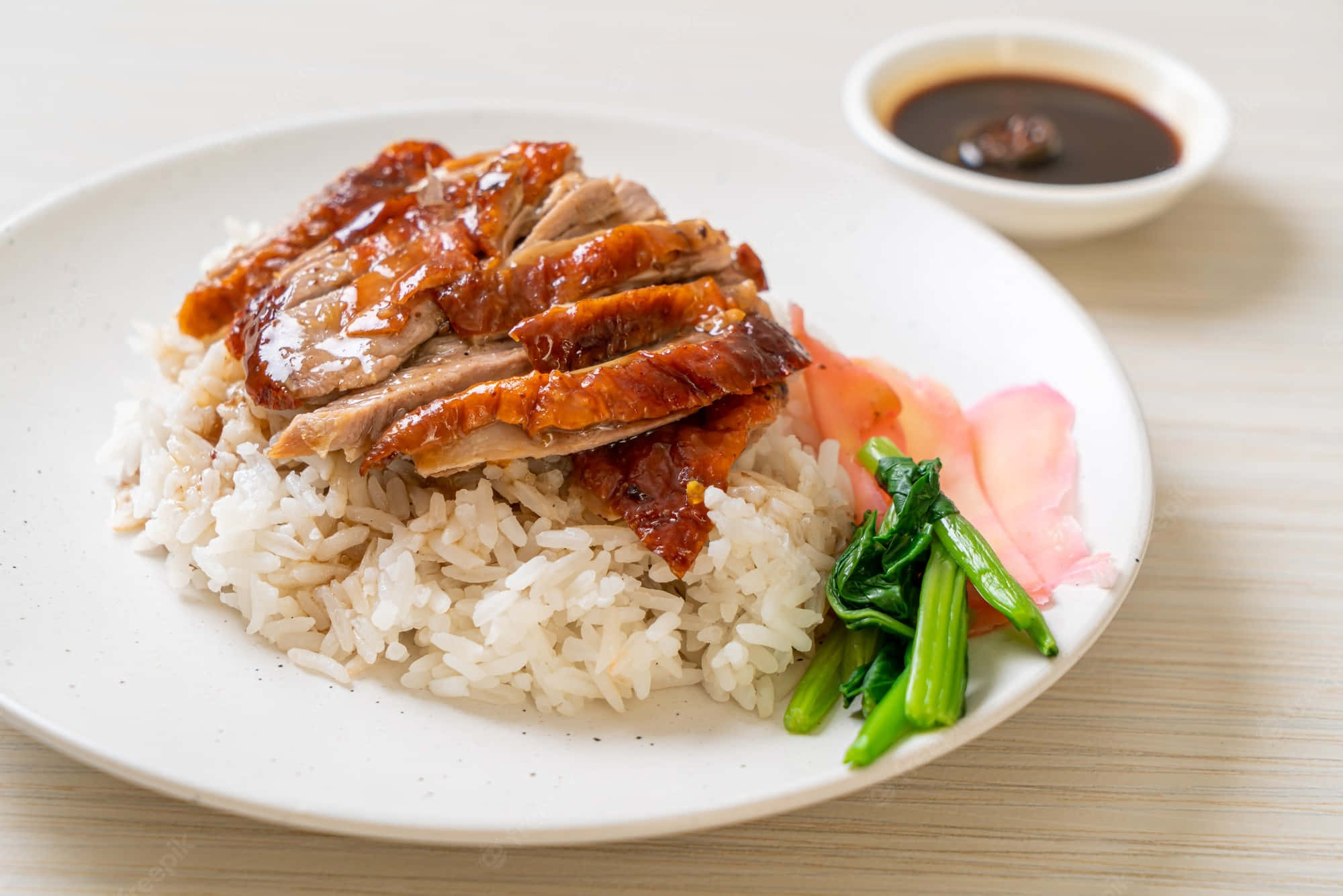 Food Photography 桌布 壁紙 — 脆皮烤鴨片在白飯上閃閃發光，配上蒸青菜和醃蘿蔔，放在白色盤子上。