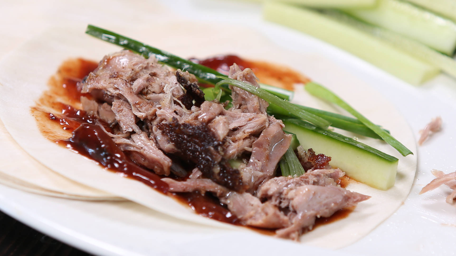 鴨子 桌布 壁紙 — 脆皮烤鴨肉配甜醬、青蔥和小黃瓜片，放在柔軟的扁麵包上。