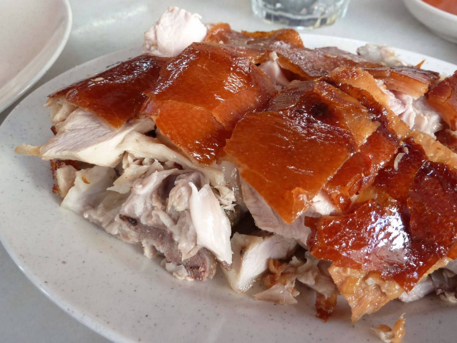 Pig 桌布 壁紙 — 脆皮金黃烤鴨皮在斑點盤上的嫩白肉上閃閃發光。
