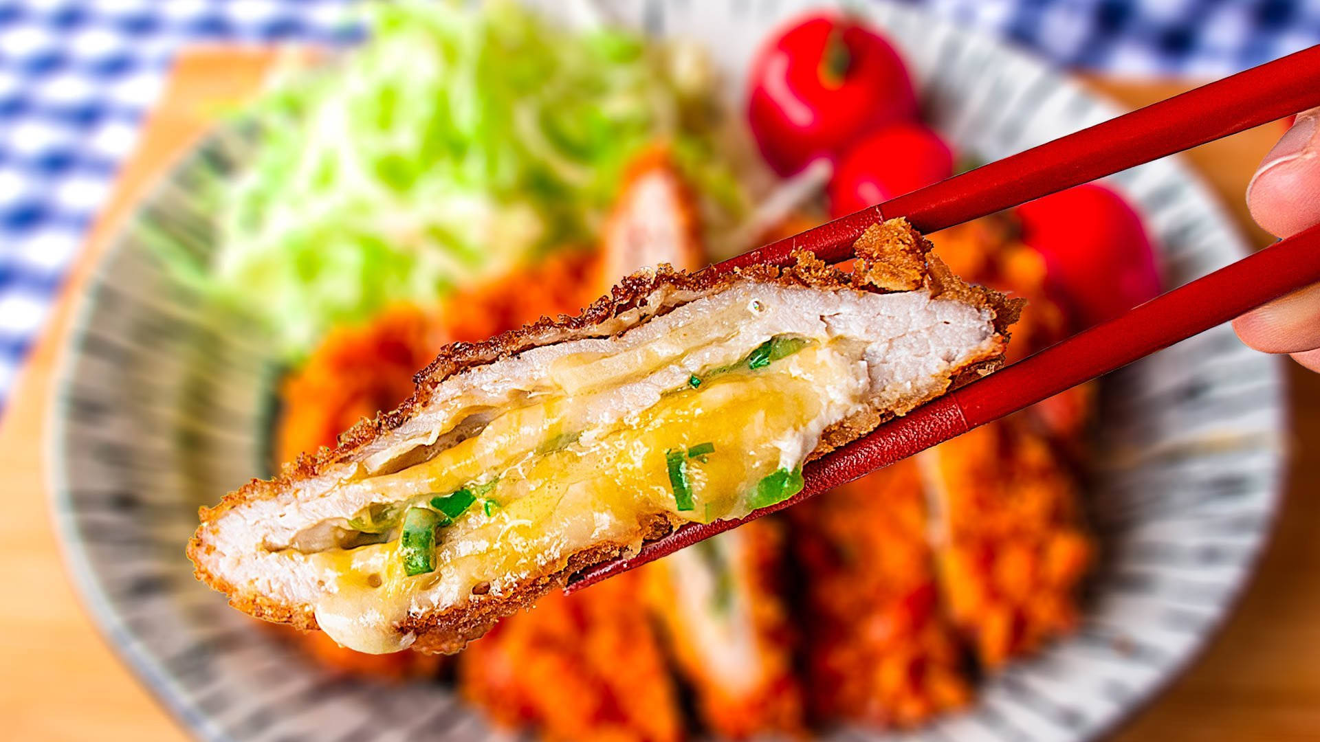 Food Photography 桌布 壁紙 — 脆皮雞排炸豬排配融化起司和蔥花的特寫，用紅色筷子夾起，放在有櫻桃番茄和生菜絲的盤子上。
