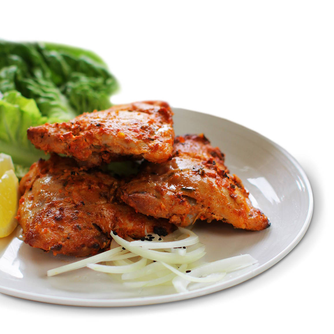 fried chicken 桌布 壁紙 — 脆皮香料雞塊，飾以切片洋蔥、芝麻和新鮮生菜，放在白色盤子上。