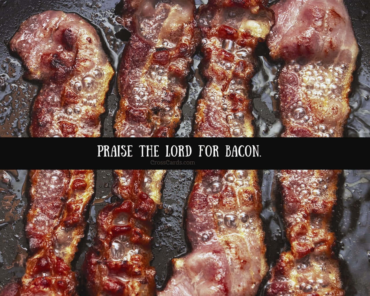 bacon 桌布 壁紙 — 脆脆的培根條在熱鍋中滋滋作響並冒泡，釋放出美味的蒸氣，並帶有讚美培根的粗體文字覆蓋層。