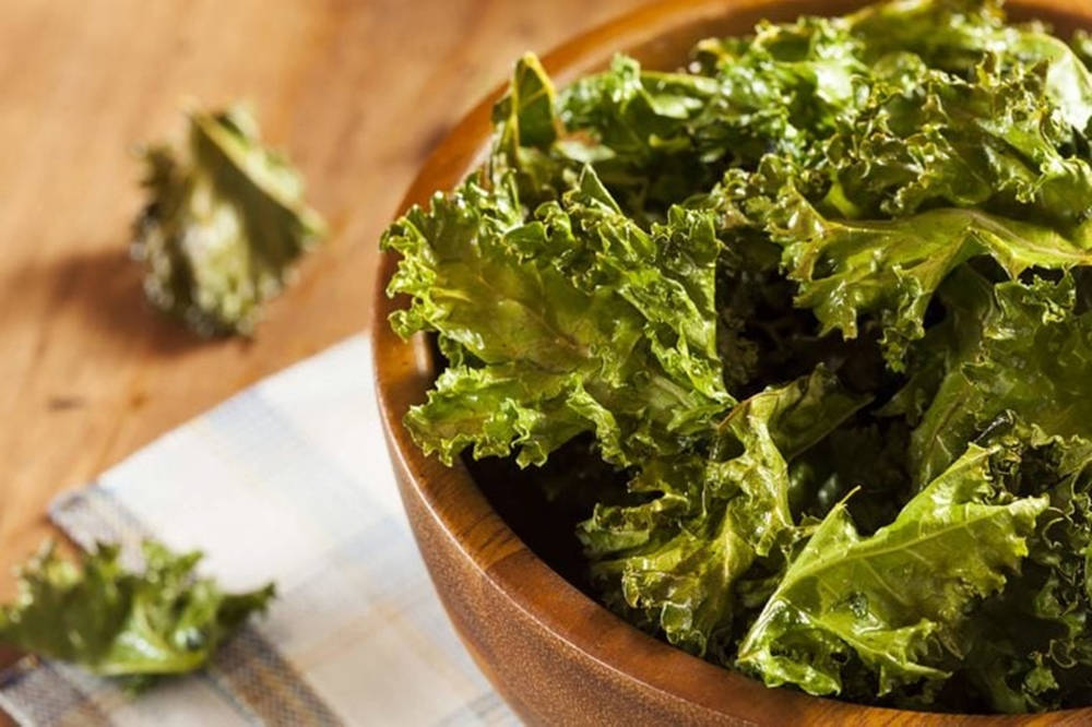 Cabbage 桌布 壁紙 — 脆脆羽衣甘藍脆片堆放在木碗中，置於格子布上，木桌上散落著樹葉。