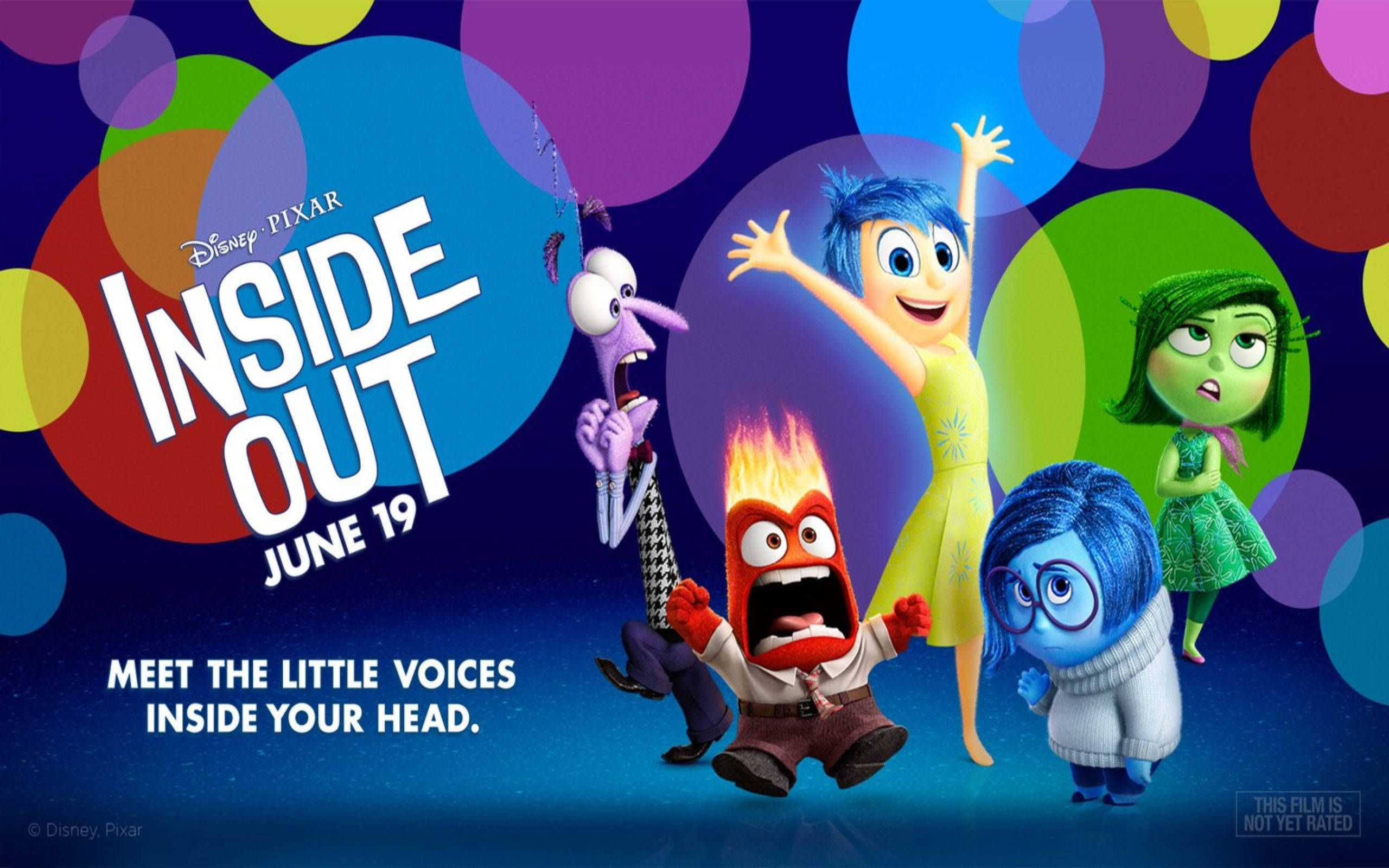 Inside Out 桌布 壁紙 — 《腦筋急轉彎》中充滿活力的動畫角色在彩色泡泡背景前愉快地擺姿勢。