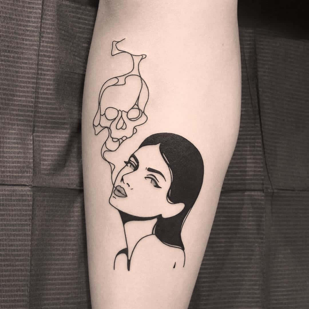 Tattoo Girl 桌布 壁紙 — 腿上一個極簡風格的黑色墨水刺青，展示一名女性呼出煙霧，在她頭頂形成一個骷髏頭。
