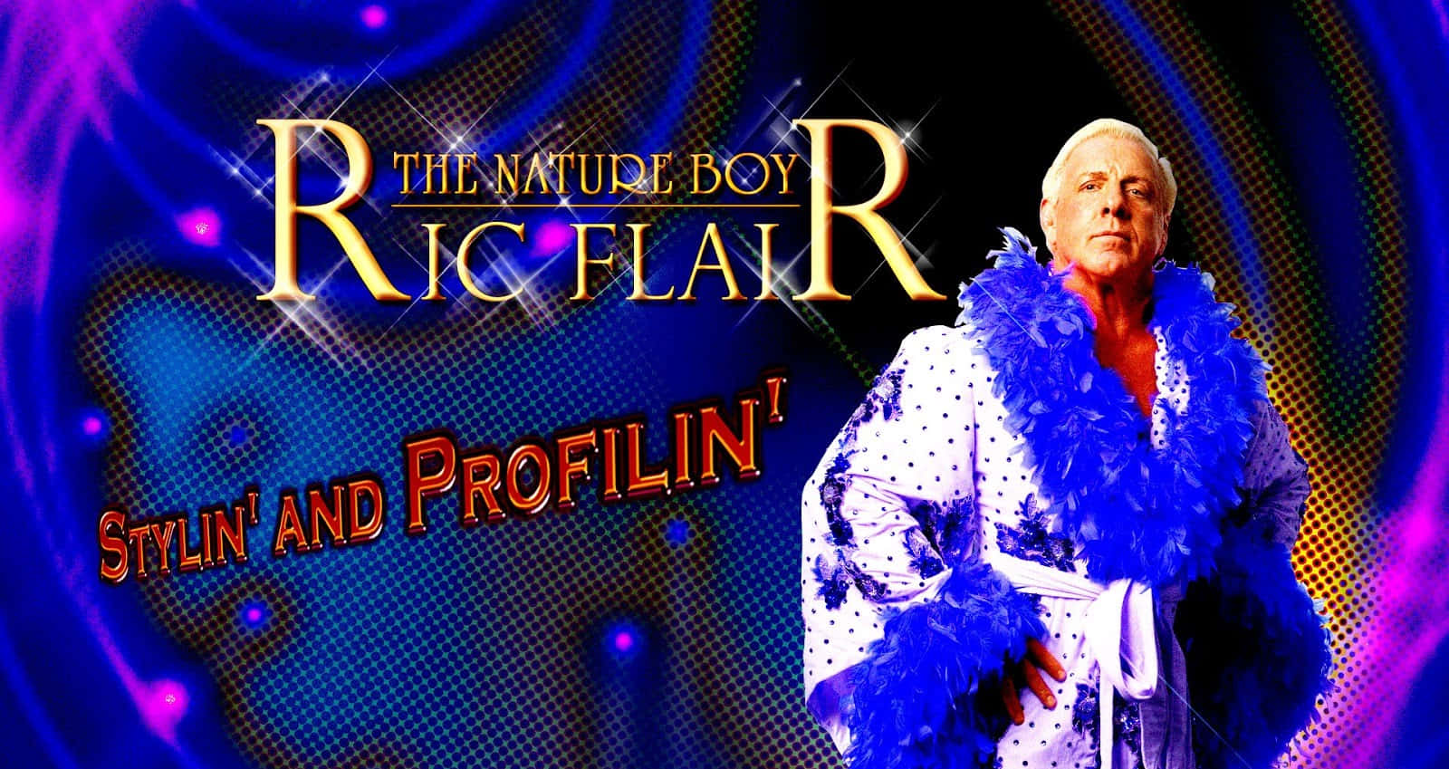 運動 桌布 壁紙 — 自然男孩 Ric Flair 自信地站在藍色羽毛圍巾中，背景是充滿活力的紫色和藍色宇宙背景，帶有閃閃發光的文字。