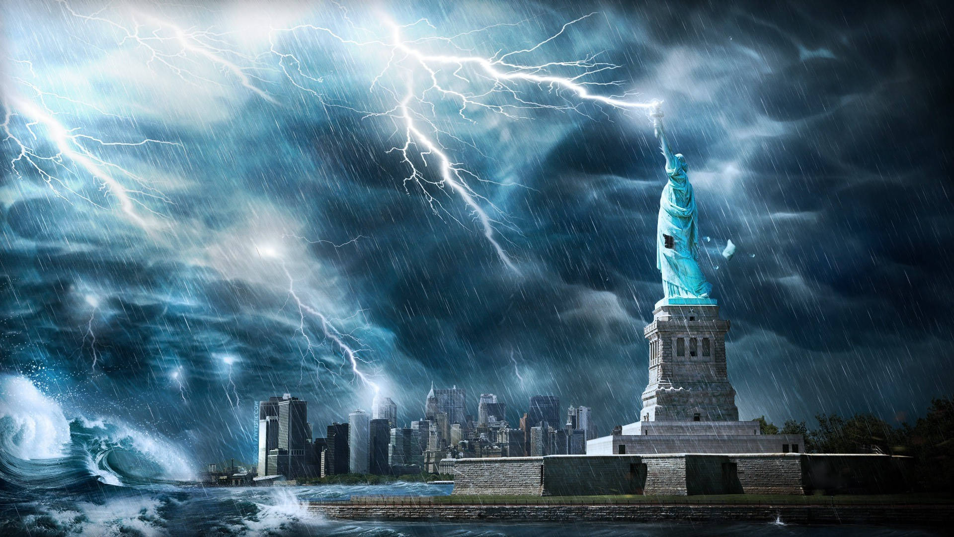 Hurricane 桌布 壁紙 — 自由女神像在紐約市周圍的暴風雨天空中，伴隨著閃電和洶湧的波浪，傲然挺立。