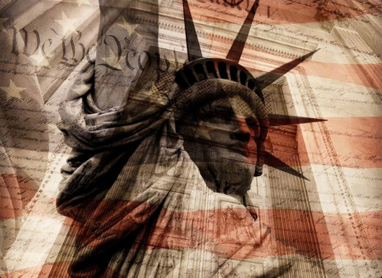 Statue Of Liberty 桌布 壁紙 — 自由女神像疊加在美國國旗和憲法文字上，形成分層的愛國構圖。