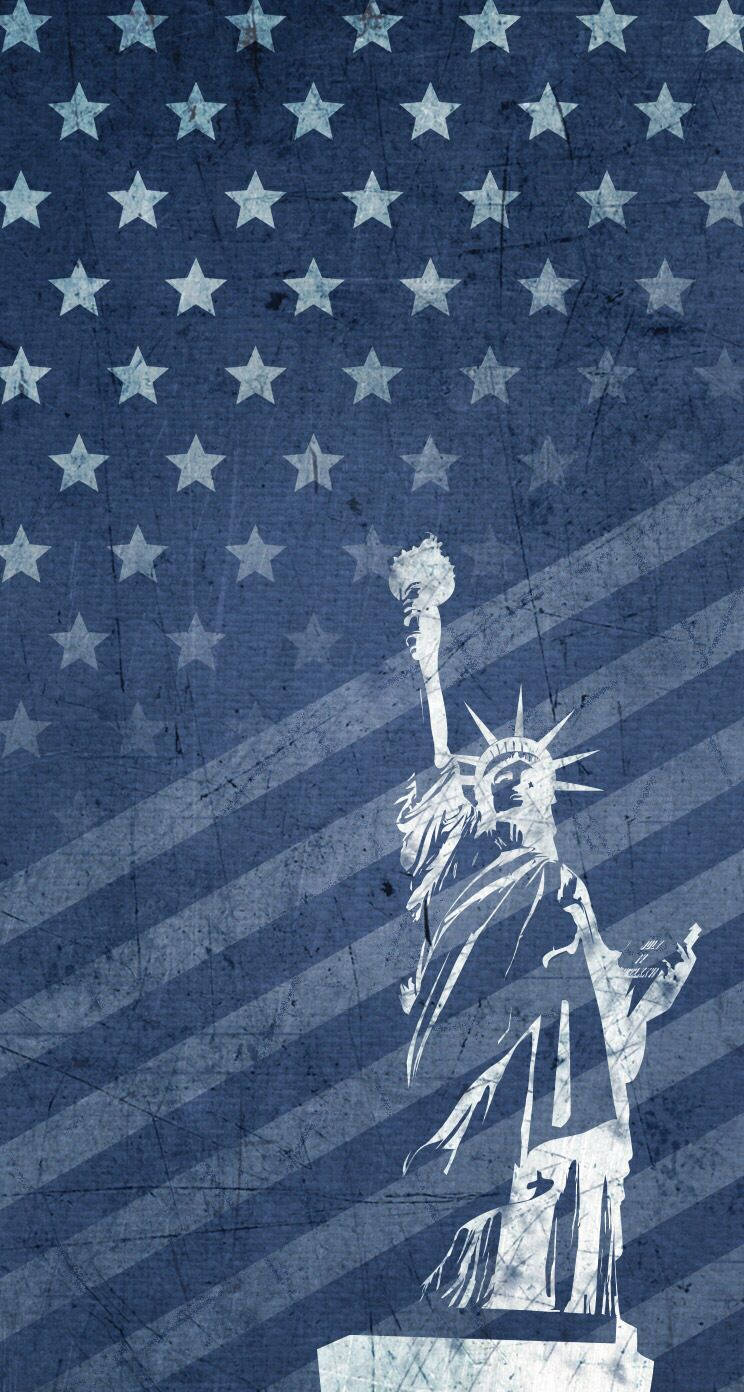 Statue Of Liberty 桌布 壁紙 — 自由女神像的剪影在帶有星星和條紋的紋理美國國旗背景下高高聳立。