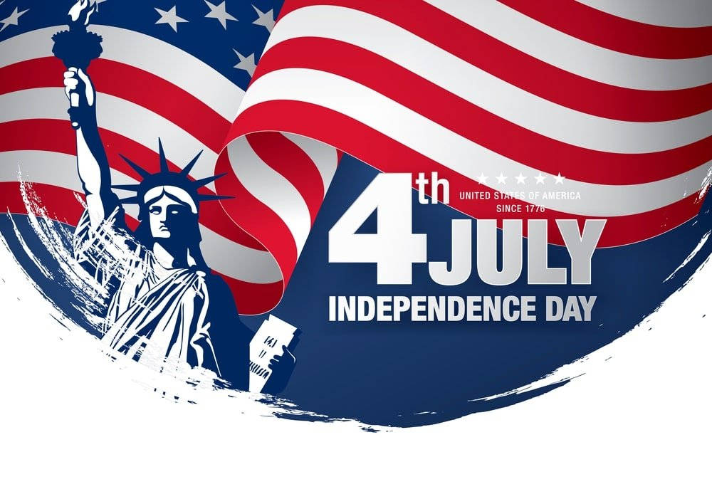 Independence 桌布 壁紙 — 自由女神像高舉火炬，襯著飄揚的美國國旗，並有粗體的7月4日獨立日文字。