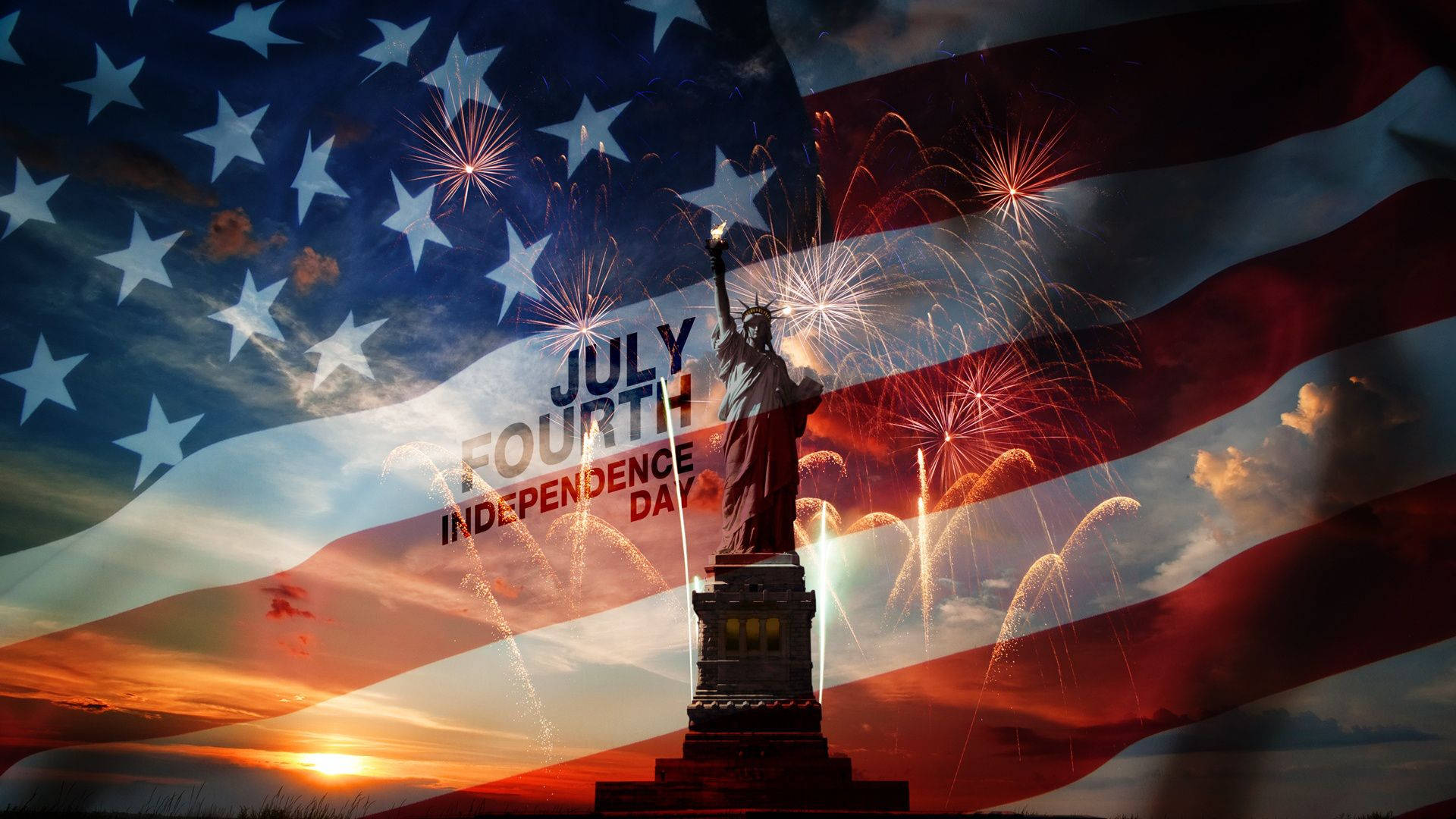 4th Of July 桌布 壁紙 — 自由女神像高高聳立，煙火在夕陽天空下綻放，並覆蓋著飄揚的美國國旗。