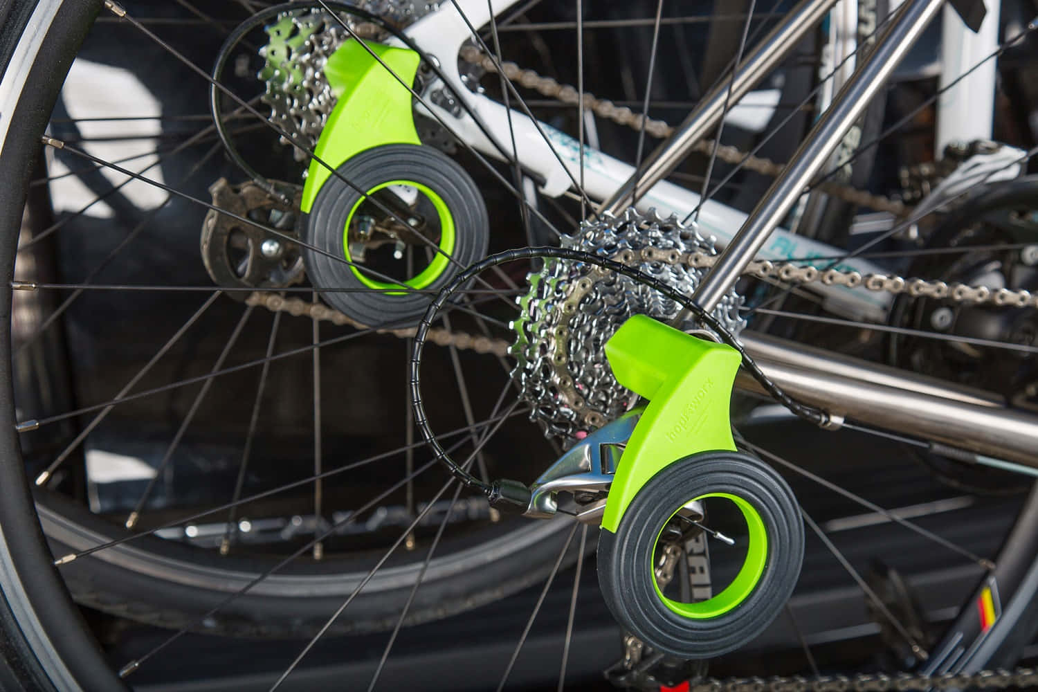 Bicycle 桌布 壁紙 — 自行車後輪和傳動系統的特寫，明亮的萊姆綠色鏈條護罩保護齒輪和鏈條。